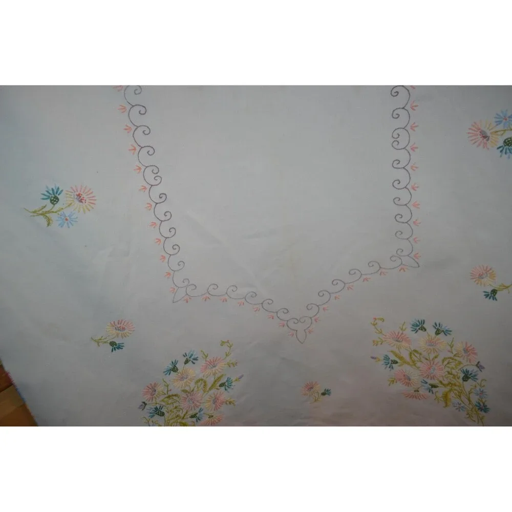 Tablecloth Floral Stitching with Napkins Jardinière - Picture 6 of 8